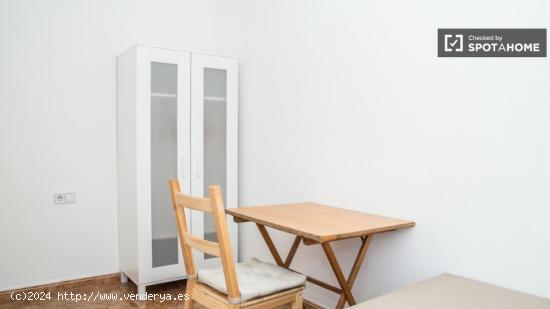 Habitación luminosa con ventana con vistas a la calle en un apartamento de 3 dormitorios, Eixample 