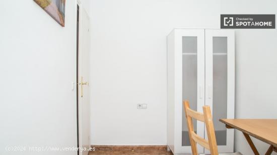 Habitación luminosa con ventana con vistas a la calle en un apartamento de 3 dormitorios, Eixample 