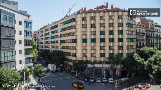 Habitación luminosa con ventana con vistas a la calle en un apartamento de 3 dormitorios, Eixample 