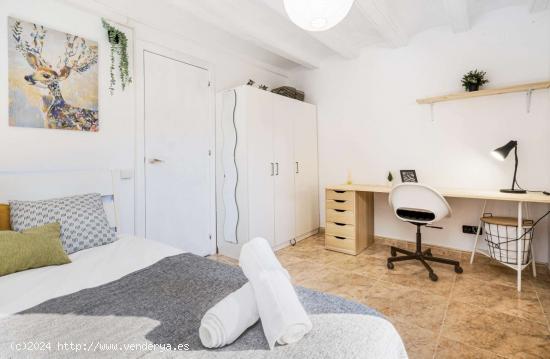  ¡Habitaciones en alquiler en un apartamento de 5 habitaciones en Barcelona! - BARCELONA 