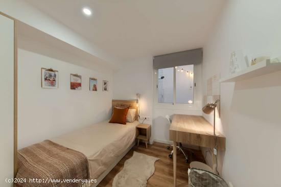  Alquiler de habitaciones en apartamento de 3 dormitorios en Fort Pienc - BARCELONA 