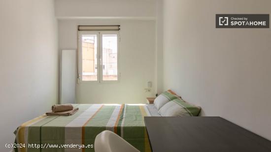 Se alquila habitación en piso de 5 habitaciones en Nou Moles - VALENCIA