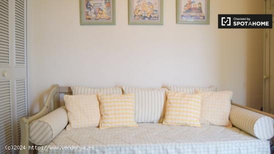 Habitación luminosa en alquiler en un apartamento de 4 dormitorios en Las góndolas - SEVILLA