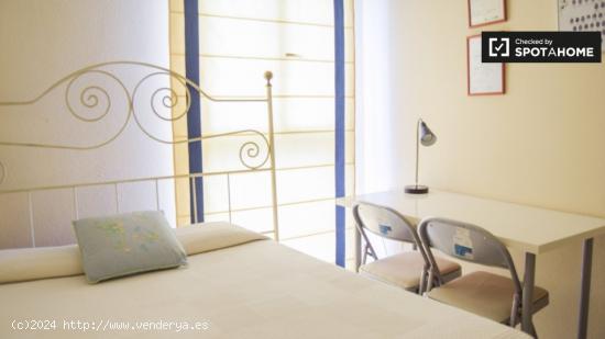 Preciosa habitación en alquiler en apartamento de 4 dormitorios, Las góndolas - SEVILLA