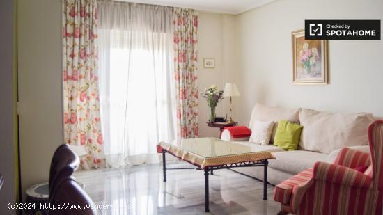 Preciosa habitación en alquiler en apartamento de 4 dormitorios, Las góndolas - SEVILLA