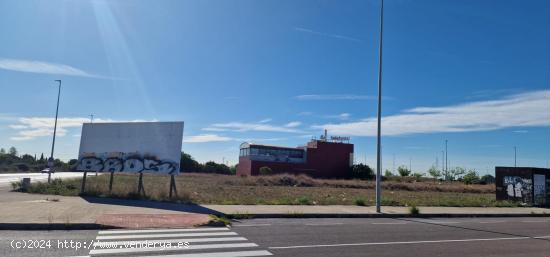 Presentamos este solar para uso Terciario (Comercial, Oficinas. Hotelero, Concesionario, etc) - CAST