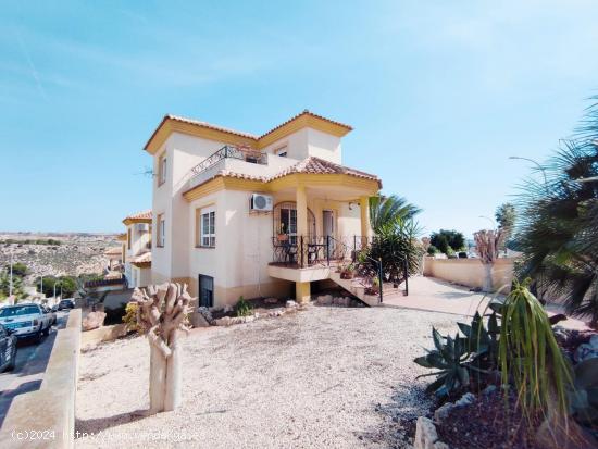 Fantástico chalet independiente en Urbanización La Marina, Alicante, Costa Blanca - ALICANTE