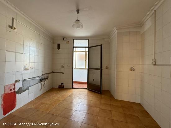 CASABANCO VENDE PISO DE CUATRO DORMITORIOS EN MONTIJO. - BADAJOZ