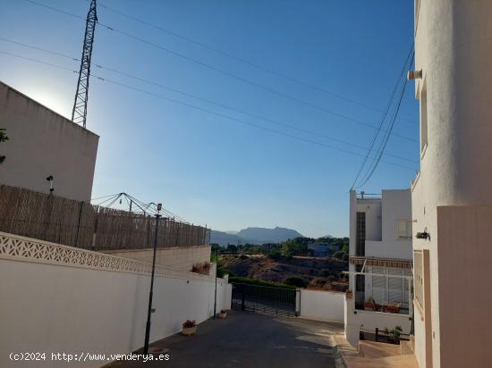 Adosado en Petrer- Urbanización Loma Bada - ALICANTE