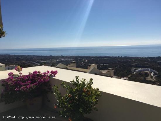 Impresionante ático dúplex con panorámicas vistas al mar en Los Monteros Hills, Marbella - MALAGA