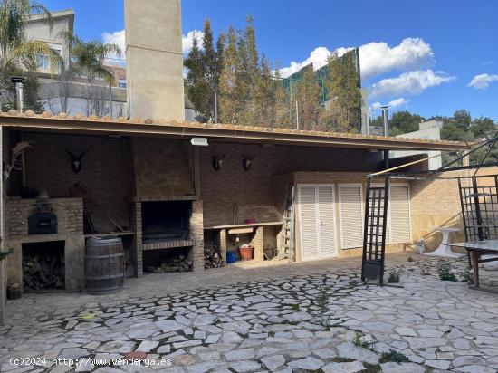 ADOSADO CON PISCINA EN NAQUERA PARA ENTRAR - VALENCIA