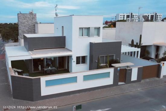 VILLA INDEPENDIENTE EQUIPADA EN MIL PALMERAS DE DOS PLANTAS, SOLÁRIUM Y PISCINA - ALICANTE