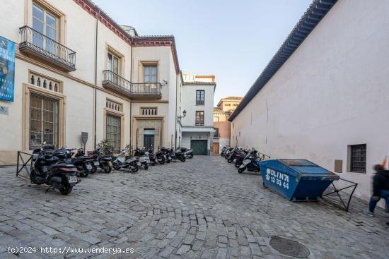 Garaje junto al Ayuntamiento - GRANADA