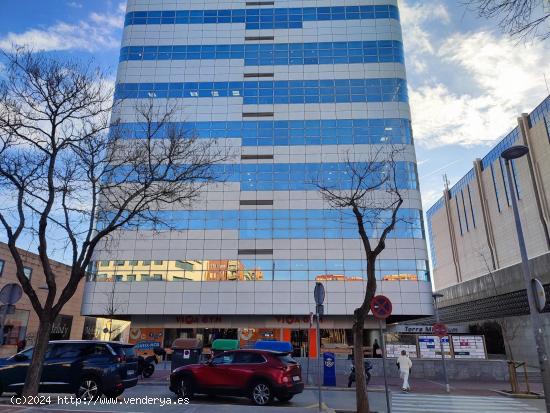 OFICINA REFORMADA CON  POSIBILIDAD DE DIVIDIR EN DOS, LA TORRE MILENIUM EN CREU ALTA- SABADELL - BAR