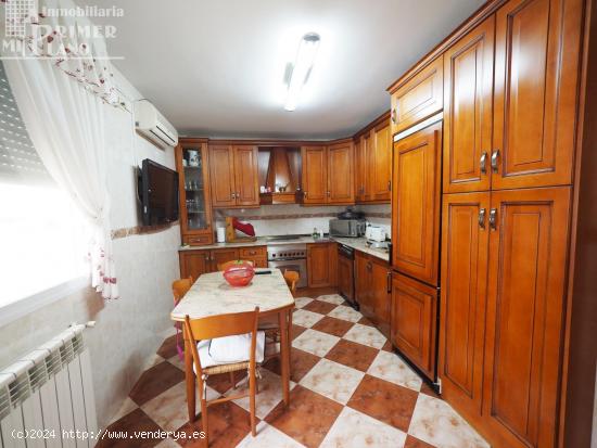 *Casa adosada de 200 m2, con 4 dorm, 2 baños, garaje, patio, cocinilla y buhardilla, solo 148.000