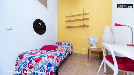 Salón acogedor con estantería en piso de 8 habitaciones, Lavapiés- Mujeres - MADRID