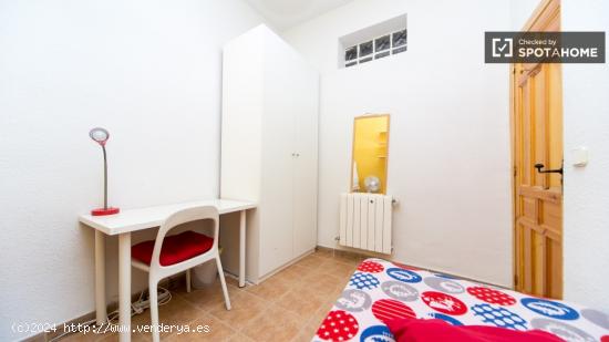 Salón acogedor con estantería en piso de 8 habitaciones, Lavapiés- Mujeres - MADRID