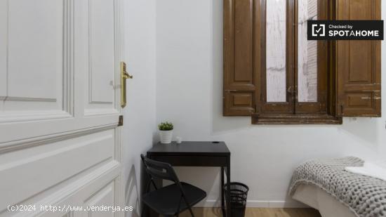 Acogedora habitación con escritorio en el departamento compartido, Puerta del Sol - MADRID