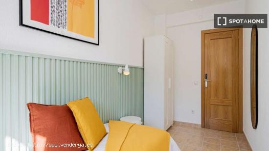 Se alquila habitación en piso de 4 dormitorios en Madrid - MADRID