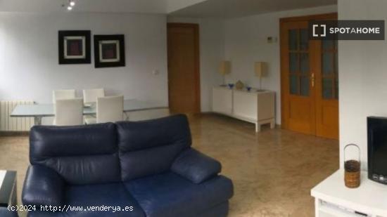 Se alquila cama en piso de 2 habitaciones en Penya-Roja - VALENCIA