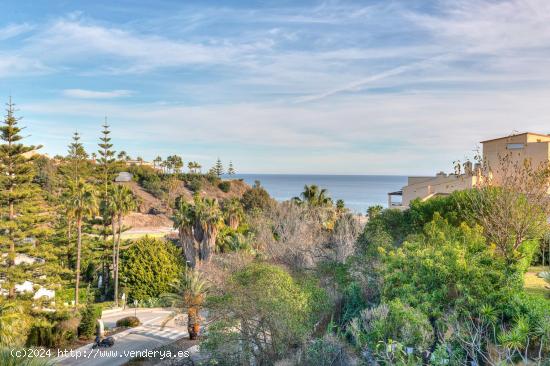 ADOSADO CON VISTAS AL MAR EN TORREQUEBRADA CON AMPLIA TERRAZAS - MALAGA