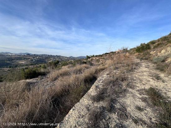 Terreno en venta en Benissa en zona tranquila y soleada con vistas al mar - ALICANTE