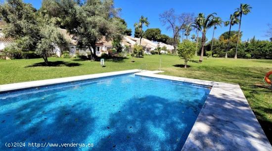 MARAVILLOSO ADOSADO EN UNA URBANIZACIÓN PRIVADA CON PISCINA EN LA ZONA DE NUEVA ANDALUCIA - MALAGA