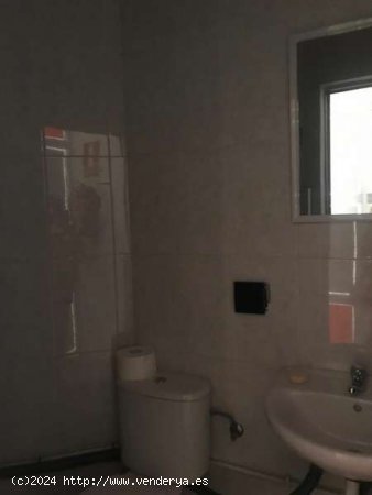 Local Serranos, 120m2, en 2 alturas (baja y sótano), patio y baño. - Salamanca