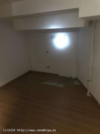 Local Serranos, 120m2, en 2 alturas (baja y sótano), patio y baño. - Salamanca