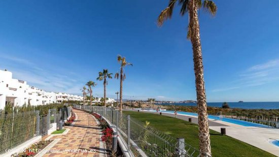 Espaciosas viviendas con impresionantes vistas en primera línea de playa en Mar de Pulpí,,