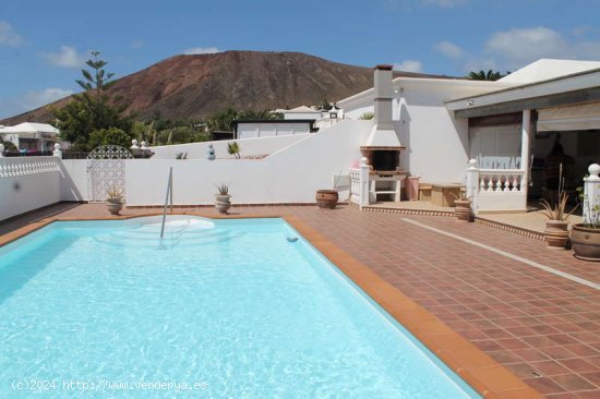 Elegante villa, piscina, jacuzzi, un oasis en playa blanca - Yaiza