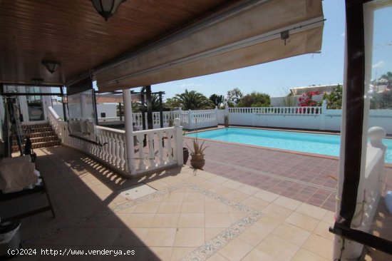 Elegante villa, piscina, jacuzzi, un oasis en playa blanca - Yaiza