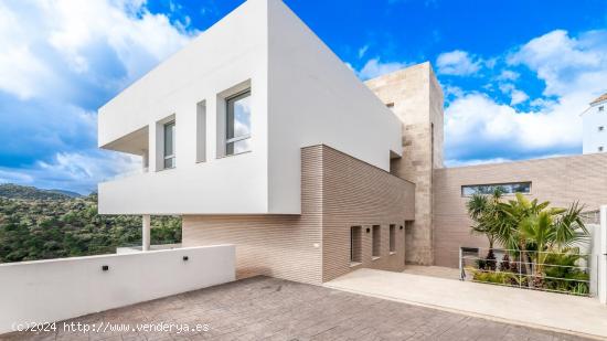 Moderna villa con impresionantes vistas en Los Arqueros, Benahavís - MALAGA