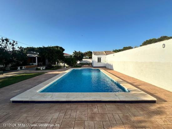  Chalet con piscina y 1.300 m2 de parcela en la zona de Molino Viejo - CADIZ 