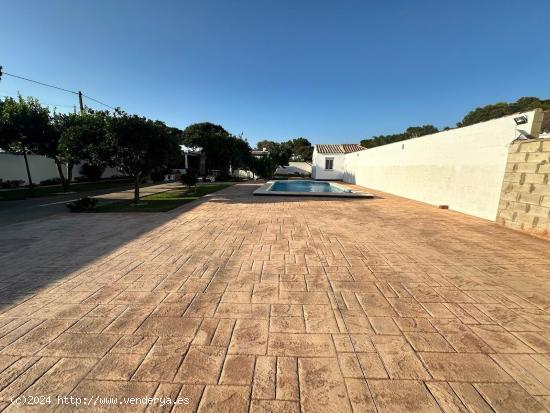 Chalet con piscina y 1.300 m2 de parcela en la zona de Molino Viejo - CADIZ