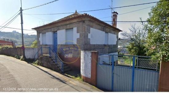 Casa a reformar y con parcela, en Lavadores - PONTEVEDRA