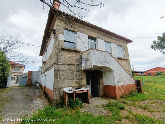 Casa a reformar y con parcela, en Lavadores - PONTEVEDRA