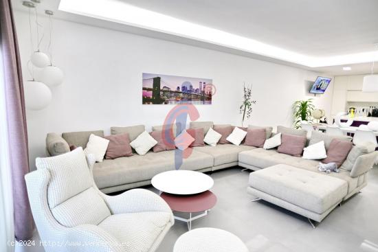 IMPRESIONANTE APARTAMENTO EN ZONA PUERTO CON TERRAZA DE 25M2 - ALICANTE