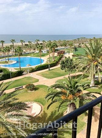 REFORMADO CON PISCINA Y TERRAZA EN PRIMERA LÍNEA DE PLAYA - ALMERIA