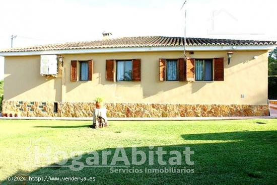 CHALET CON PISCINA, TERRAZA, BARBACOA Y GARAJE - VALENCIA