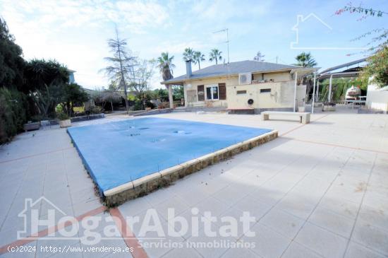 CHALET CON PISCINA, TERRAZA, GARAJE Y BARBACOA - VALENCIA