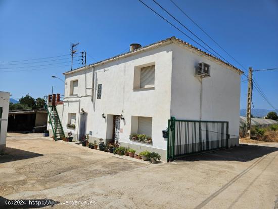 Finca de 6.000 M2, plana y vallada con casa unifamiliar y otros anexos de 262 M2 - TARRAGONA