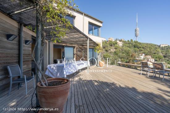 Espectacular casa unifamiliar de diseño con impresionantes vistas a Barcelona y una soleada terraza