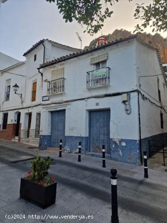  VENTA AMPLIA VIVIENDA PARA REFORMAR. UBRIQUE. ZONA AYUNTAMIENTO. - CADIZ 