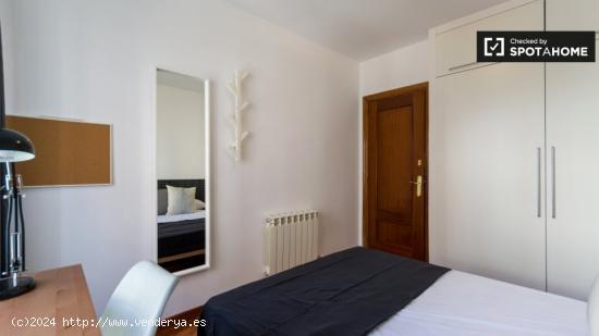 Encantadora habitación con cama matrimonial en alquiler en Madrid Centro. - MADRID