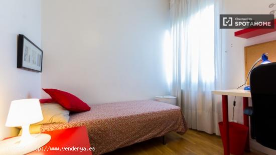 Habitación luminosa con escritorio en piso compartido, Latina - MADRID