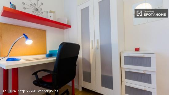 Habitación luminosa con escritorio en piso compartido, Latina - MADRID