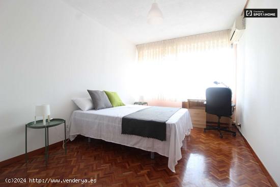  Habitación luminosa en alquiler en apartamento de 8 dormitorios en Plaza de Castilla - MADRID 