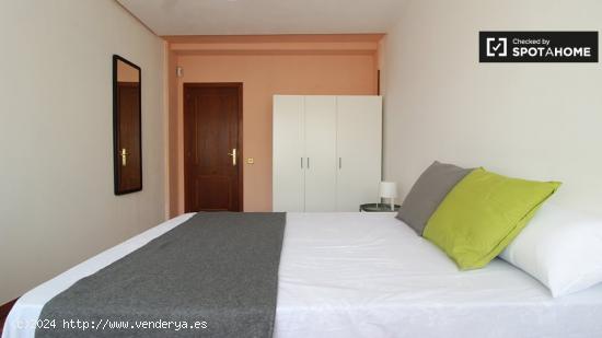 Habitación luminosa en alquiler en apartamento de 8 dormitorios en Plaza de Castilla - MADRID