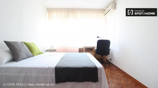 Habitación luminosa en alquiler en apartamento de 8 dormitorios en Plaza de Castilla - MADRID